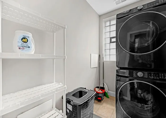 Modern, Spacious 3br Minutes To Downtown! Apartment